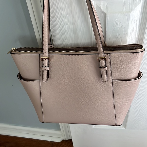 Michael Kors purse. It is not brand new but it is in great shape. - Picture 4 of 4